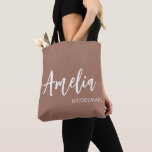 Bolsa Tote Festa de solteira Mocha de Nome de Script Personal<br><div class="desc">Esta mala personalizada de bradeiras é um presente prático e pensativo que adiciona um toque na moda, personalizado à sua festa noiva. Apresentando um tom quente neutro e uma elegante inscrição em script branco para o nome, em conjunto com uma fonte sans-serif limpa e mínima para a função, esta bolsa...</div>