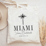 Bolsa Tote Festa de solteira Personalizada da Árvore Palm Mod<br><div class="desc">Bem-vindos amigos à sua despedida de solteira, com essas malas de tote personalizadas. Perfeito para a praia ou localidades tropicais, este design apresenta uma ilustração da silhueta da palmeira preta com seu destino abaixo (mostrado com Miami) em caracteres clássicos de serifa. Adicione o(s) seu(s) nome(s) ou nome da ocasião em...</div>
