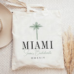 Bolsa Tote Festa de solteira Personalizada da Árvore Palm Ver<br><div class="desc">Bem-vindos amigos à sua despedida de solteira, com essas malas de tote personalizadas. Perfeito para a praia ou localidades tropicais, este design apresenta uma ilustração da silhueta da palmeira verde com seu destino abaixo (mostrado com Miami) em caracteres clássicos de serifa. Adicione o(s) seu(s) nome(s) ou nome da ocasião em...</div>