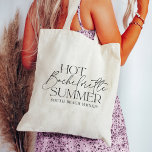 Bolsa Tote Festa de solteira Personalizada de Verão de Bachel<br><div class="desc">Bolsas de correspondência para sua despedida de solteira de verão apresentam o "verão de solteiro quente" na tipografia de tendência com uma linha de texto personalizado abaixo; mostrada com o destino e o ano.</div>
