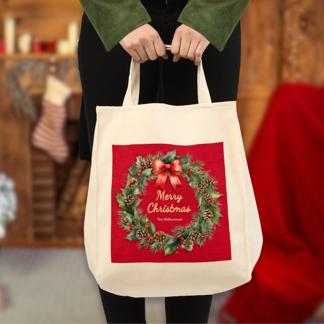 Bolsa Tote Festivas Fúrias de Natal Elegante Vermelho Persona (An elegant tote bag with festive wreath on a red background, Merry Christmas greeting and custom nam)