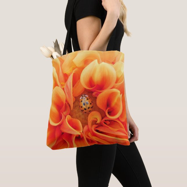Bolsa Tote Fire Orange Dahlia com flor de insetos (Close Up)
