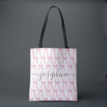 Bolsa Tote Fitas de laço fofo coquete rosa personalizadas<br><div class="desc">Adicione um toque de charme feminino aos seus acessórios do dia a dia com esta bolsa rosa em estilo coquette, apresentando uma estampa divertida de laços desenhados à mão. Projetada para indivíduos que seguem as últimas tendências da moda e adoram a estética suave e doce, esta bolsa é prática e...</div>