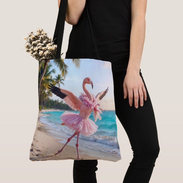 Bolsa Tote Flamingo Ballerina In a Pink Tutu On the Beach (Close Up)