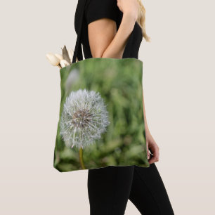 Bolsa Tote Flor de dandelion branco sobre grama verde