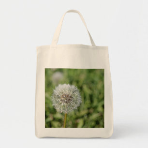 Bolsa Tote Flor de dandelion branco sobre grama verde
