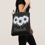 Bolsa Tote Floral Preto e Branco com Nome<br><div class="desc">Cor d'água elegante das flores e folhas de anêmona preto e branco com seu nome em qualquer fonte colorida - mostramos verde em letra chic (mude a fonte também!) nesta bolsa de tote. presente de excelente para a sua festa noiva, mãe da noiva, mãe do noivo, para si ou para...</div>