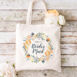 Bolsa Tote Floral Wreath Monogramas Bridesmaid<br><div class="desc">Sacos de tote de noiva personalizados personalizados com o nome de sua dama de honra ou outro texto personalizado. Esta elegante design feminina tem uma camada floral de cor d'água com cinzas azuis empoeiradas e flores amarelas de pêssego. Use as ferramentas de design para personalizar cada monograma, escolha qualquer cor...</div>