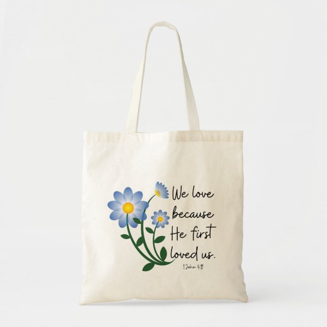 Bolsa Tote Flores azuis simples". . . Ele Primeiro Nos Amava" (Frente)