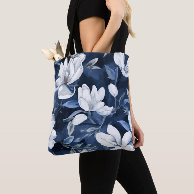 Bolsa Tote Flores Brancas da Magnolia, Fundo Azul (Close Up)