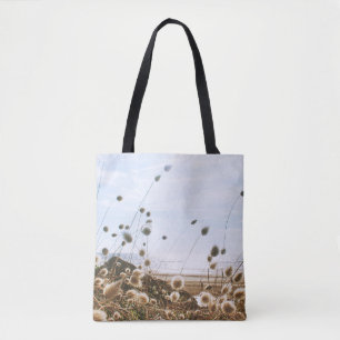 BOLSA TOTE FLORES BRANCOS CAMPO PERTO DO CORPO DE ÁGUA SOB A