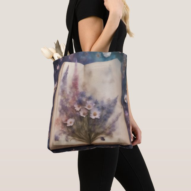 Bolsa Tote Flores caprichosas crescendo de um livro (Close Up)