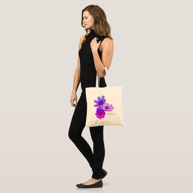 Bolsa Tote - flores de cosmos (Frente (modelo))