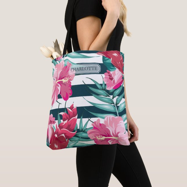 Bolsa Tote Flores Exóticas de Verão Monograma listrado (Close Up)