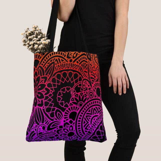 Bolsa Tote Flores Laranja Roxo e Fundo Preto (Close Up)