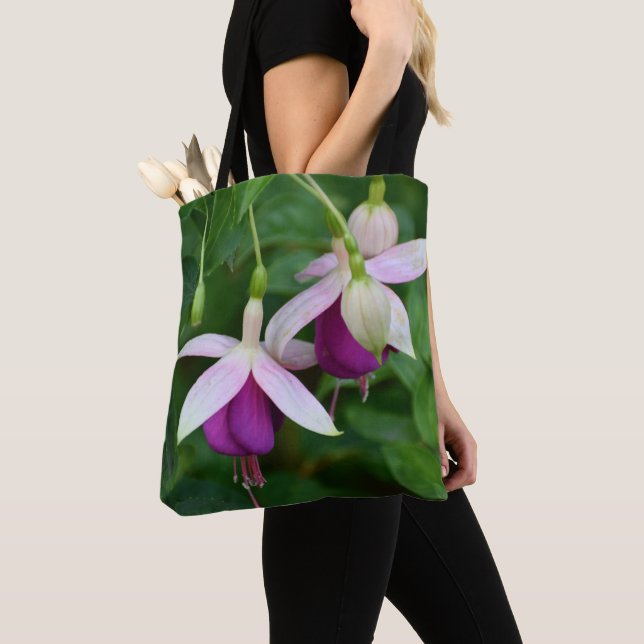 Bolsa Tote Flores Roxas de Fúcsia com Sépalas Brancas Florais (Close Up)
