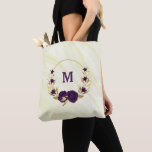 Bolsa Tote flores roxas douram folhas de bolinho<br><div class="desc">elegante luxo Flores roxas reais com algumas folhas de ouro no saco de tote de fundo de mármore</div>