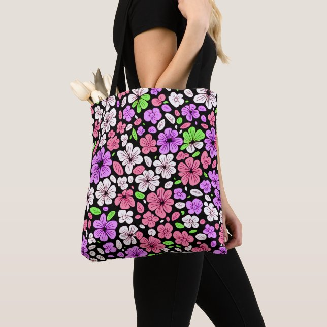 Bolsa Tote Flores Roxas e Rosadas e Padrão de Pétalas Preto (Close Up)