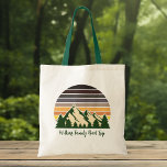 Bolsa Tote Floresta Verde de Férias da Família Natureza Perso<br><div class="desc">Personalize a sua própria viagem de ida e volta para as malas para embarcar numa viagem através da natureza neste verão ou outono. Personalize com o seu sobrenome debaixo da floresta verde de árvores e pôr do sol da montanha escura para manter férias legais para o seu grupo ao ar...</div>
