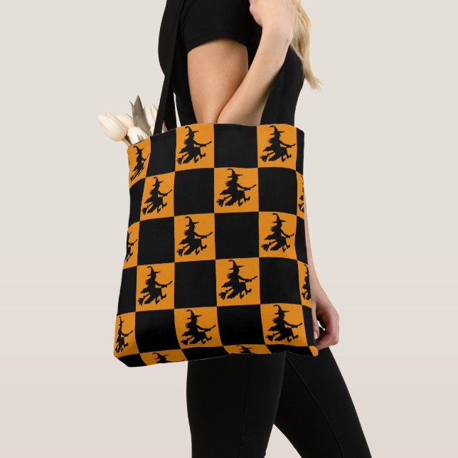 Bolsa Tote Flying Witch Black & Orange Checkered (Close Up)