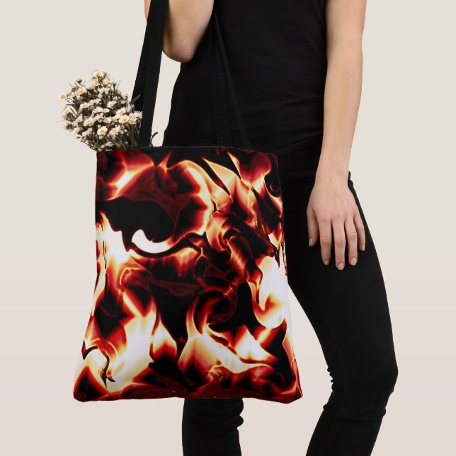 Bolsa Tote Fogo esculpida sobre fundo vermelho mais escuro (Close Up)