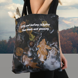 Bolsa Tote Folhas e bolotas do outono em águas misteriosas