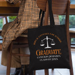 Bolsa Tote Formando de Faculdade de Direito Laranja Negro Per<br><div class="desc">Esta mochila personalizada de direito preto e laranja moderna,  formada na escola de direito personalizado,  mantém a figura da tipografia clássica para uma classe de formando de 2024. Personalize com o seu ano de graduação sob as escalas brancas de justiça para um advogado comemorativo personalizado ou presente de advogado.</div>
