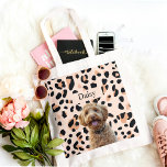 Bolsa Tote Foto de Cão de Impressão do Leopardo Personalizado<br><div class="desc">Carregar seu essencial em estilo com nossa Bag de Fotografias de Cachorro de Leopard Personalizado! Esta bolsa da moda apresenta uma design de impressão leopardo-tendências, personalizada com uma fotografia do seu querido cão e do seu nome. Produzido a partir de material durável e de alta qualidade, é perfeito para comprar,...</div>