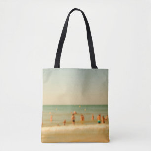 Bolsa Tote Foto de praia embaçada com bokeh. Pessoas relaxand