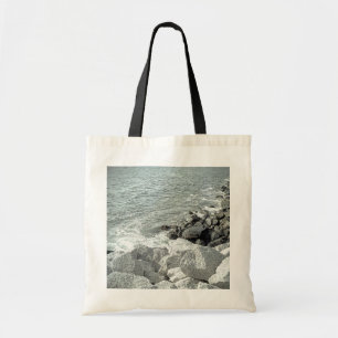 Bolsa Tote Foto em preto e branco de uma costa de oceano Rock