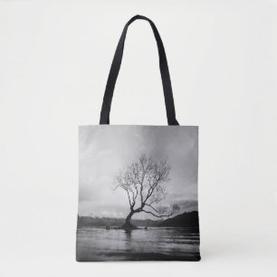 BOLSA TOTE FOTO GRAYSCALE DA ÁRVORE BARATA NO CORPO CALMO DE