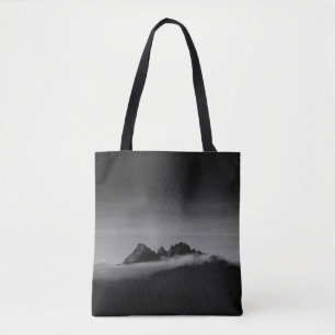 BOLSA TOTE FOTO GRAYSCALE DA MONTANHA COBERTA COM NUVENS