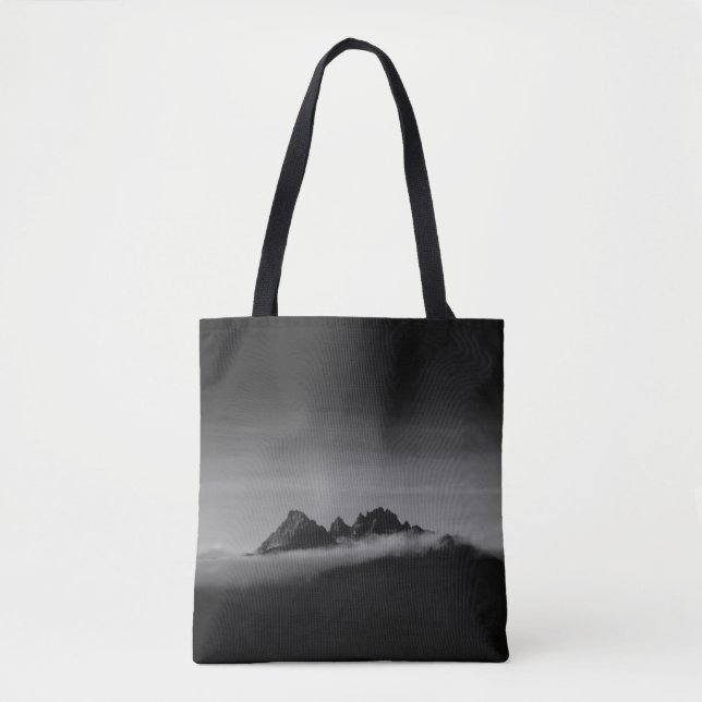 BOLSA TOTE FOTO GRAYSCALE DA MONTANHA COBERTA COM NUVENS (Frente)