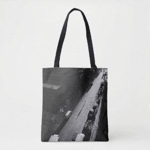 BOLSA TOTE FOTO GRAYSCALE DA PESSOA QUE ANDA NA ESTRADA FORA