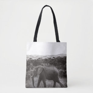 BOLSA TOTE FOTO GRAYSCALE DE CINZA ELEFANTE PERTO DAS ÁRVORE