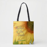 Bolsa Tote Foto Rústica de Girassol Amarelo<br><div class="desc">Impressão, mãe personalizada da bolsa de tote noiva com a foto de um lindo girassol rústico, amarelo e texto personalizável que diz "Mãe da Noiva." A parte de trás desta bolsa tem espaço para adicionar os nomes dos casais e a data do casamento. Funciona bem para casamentos em qualquer época...</div>