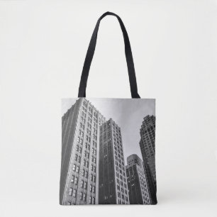 BOLSA TOTE FOTOGRAFIA DE GRAYSCALE BAIXA DO EDIFÍCIO DE ALTO