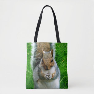 Bolsa Tote Fotografia de um Esquilo Justo em um jardim
