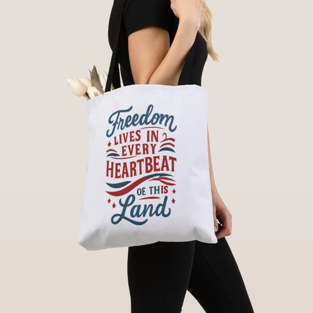Bolsa Tote Freedom Lives in Every Heartbeat–4th of july quote (Close Up)