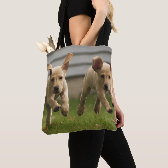 Bolsa Tote Funcionamento amarelo dos filhotes de cachorro de (Close Up)