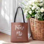 Bolsa Tote Futura Noiva Terracota Marrom Branco<br><div class="desc">Bolsa Tote Noiva com Texto Futura Sra. Terracotta/Laranja Queimada/Branco Marrom.  Confira nossa coleção de loja abaixo para itens correspondentes.</div>