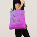 Bolsa Tote Futura Senhora Purple Pink Sparkle Glitter<br><div class="desc">Futura Sra. - Bride Faux Sparkle e Glitter luxúria Purple e Pink Ombre Bag que são perfeitos para uma Festa de solteira de Ombre Puro e Rosa. Este Futuro,  Sra. Bag,  é perfeito para uma festa de solteira. O nome da noiva pode ser atualizado nesta bolsa.</div>