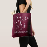 Bolsa Tote Futura Sra. Burgundy Purple Modern Metal<br><div class="desc">Futura Sra. Bride Faux Modern e Elegante Fuax Bruche Metal Burgundy Cranberry Purple Bag, perfeitas para uma Festa de solteira de Marsala ou Maroon. Este Futuro, Sra. Bag, é perfeito para uma festa de solteira. O nome da noiva pode ser atualizado nesta bolsa. Entre em contato com o designer se...</div>