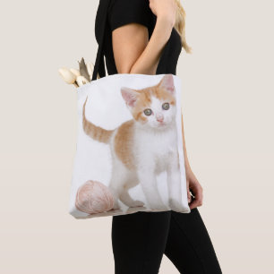 Bolsa Tote Gatinho ao lado da bola da corda
