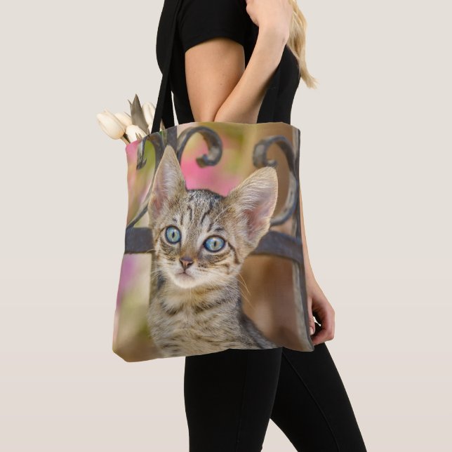 Bolsa Tote Gatinho jovem e giro com olhos azuis num jardim (Close Up)