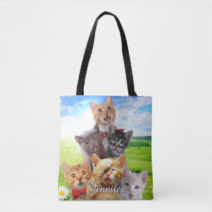 Bolsa Tote Gatinhos engraçados em campo verde.