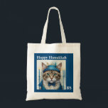 Bolsa Tote Gato festivo no hanukkah brincalhão Disguise<br><div class="desc">Gato Festivo em Disguise - Saco de tote de Chanucá lúdico Comemora o Festival das Luzes com esta sacola de tote única e branca de Chanucá, apresentando um gato disfarçado. Perfeito para amantes de gatos, esta design combina humor com tradições de feriados, fazer uma maneira deliciosa de enviar paz, amor...</div>