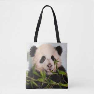Bolsa Tote Giant Panda inclinando-se contra a parede