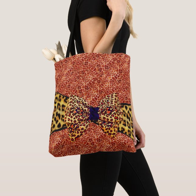 BOLSA TOTE GIRAFFE VERMELHO IMPRESSO E LÍOPARDO DE PELE (Close Up)