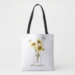 Bolsa Tote Girassóis no frasco de pedreiro personalizado<br><div class="desc">Sacola customizável feminino e à moda que caracteriza girassóis amarelos no frasco de pedreiro com acentos da borboleta. Personalize esta sacola floral adicionando nomes ou a frase curta. Aperfeiçoe para damas de honra e como presentes personalizados para ocasiões especiais.</div>